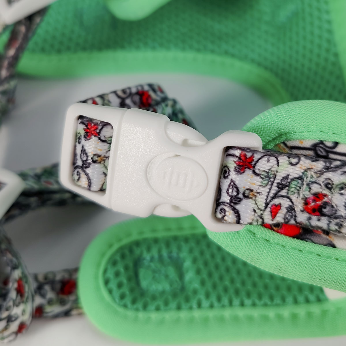 Floral pattern dog leash with green mesh and white buckle for stylish walks